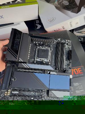 Материнская плата Aurus Pro X870 и процессор Ryzen 9 7900X3D