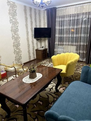 Трехкомнатная квартира на улице Бабура, 80 кв.м