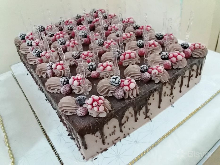 külotsiz yalangoch qiz egildi