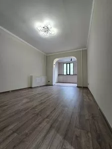 2-комнатная квартира (переделана в 3-комнатную) на Садык Азимова, 68 кв.м