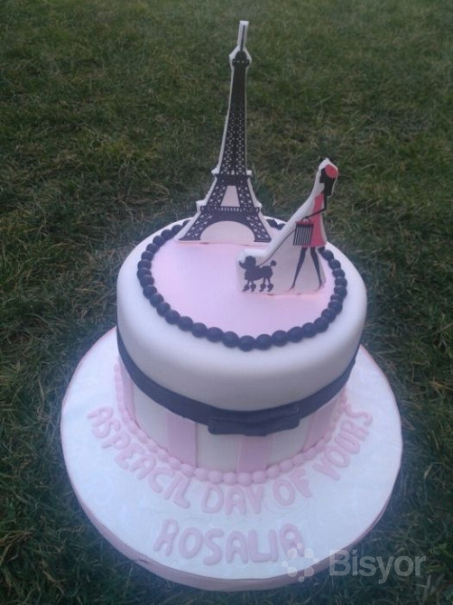 Ichki kiyimda tort oyoqqa turgan shahvoniy qizlar