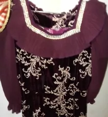 Ayollar uchun zamonaviy baxmal ko'ylak