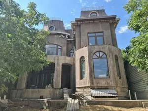 Дом 1000 м2 на участке 10 соток в Мирзо-Улугбекском районе