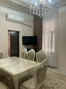Дом из трех комнат с двором