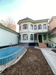 Двухэтажный дом с подвалом в Яккасарайском районе