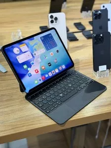 iPad Pro M4 с оригинальной клавиатурой Magic Keyboard