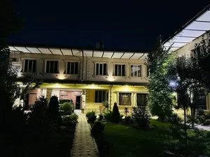 Капитальный дом 500 м.кв на участке 9.2 сотки в Мирзо-Улугбекском районе