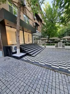 Коммерческое помещение 95 м2 на первой линии, Ц1