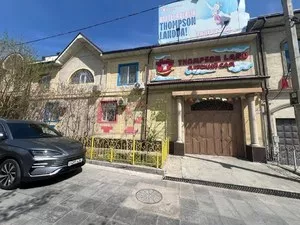 Коммерческое здание 1000 м2 на участке 8.2 сотки, Ракат