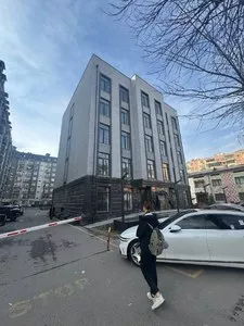 Коммерческое здание 1800 м2, 5 соток, Фархадский