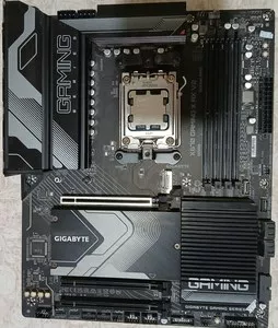 Материнская плата Gigabyte X670 WiFi DDR5 и процессор Ryzen 7 9700X