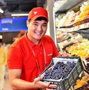 Помощник продавца на фестиваль в парке Бобура