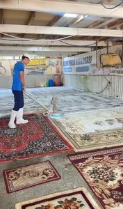 Рабочие на производство по стирке ковров в Самарканде