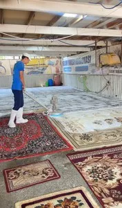 Рабочие на производство по стирке ковров в Самарканде
