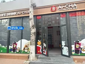 Работник в Bubble tea и мороженое