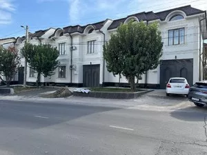 Трехэтажный дом 300 кв.м на участке 2 сотки в Юнусабадском районе