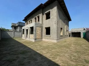 Трехэтажный дом 356 м2 на участке 8 соток в Мирзо-Улугбекском районе