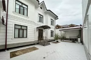 Трехэтажный дом 450 м² на участке 4 сотки в Юнусабадском районе