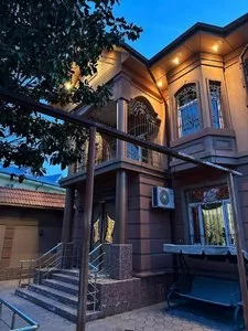 Трехэтажный дом 580 кв.м на участке 5 соток в Мирабадском районе