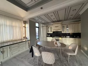 Трехкомнатная квартира 200 кв.м в Яккасарайском районе