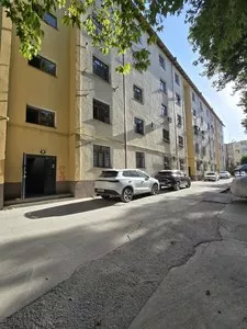 Трехкомнатная квартира в полуподвале, 92 м2