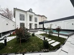 Трехуровневый дом в стиле неоклассика в Сайрам Village