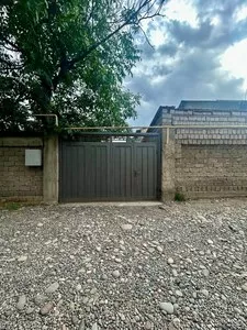 Участок с домом и бассейном в районе Янги